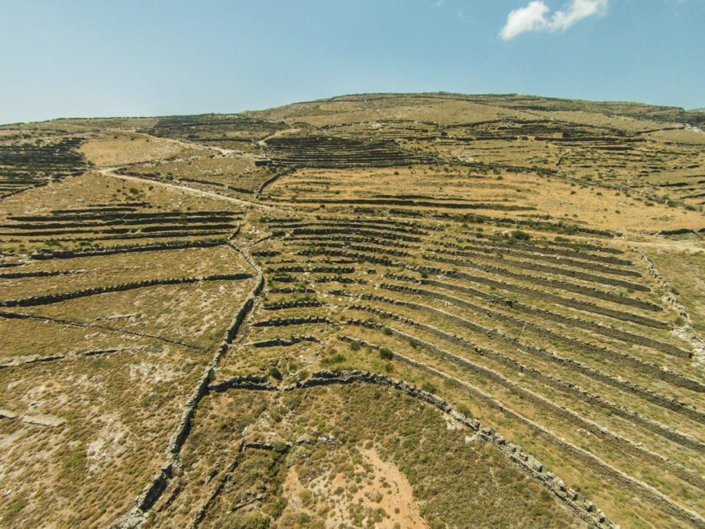 5 .Εναέρια αποτύπωση με Χρήση ΣμηΕΑ (Drone) και χαρτογράφηση αναβαθμίδων (πεζούλων) για τον προσδιορισμό του αγροτικού χαρακτήρα ιστορικά καλλιεργούμενων εκτάσεων στα νησιά των Κυκλάδων (ενδεικτικά Αμοργός, Κέα, Άνδρος). — φωτογραφία 4